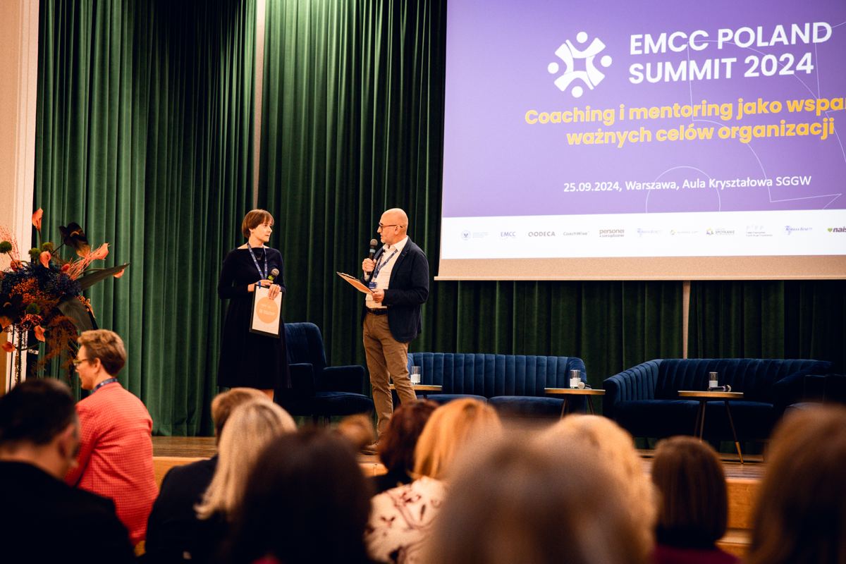 Prowadzący na scenie EMCC Poland Summit 2024