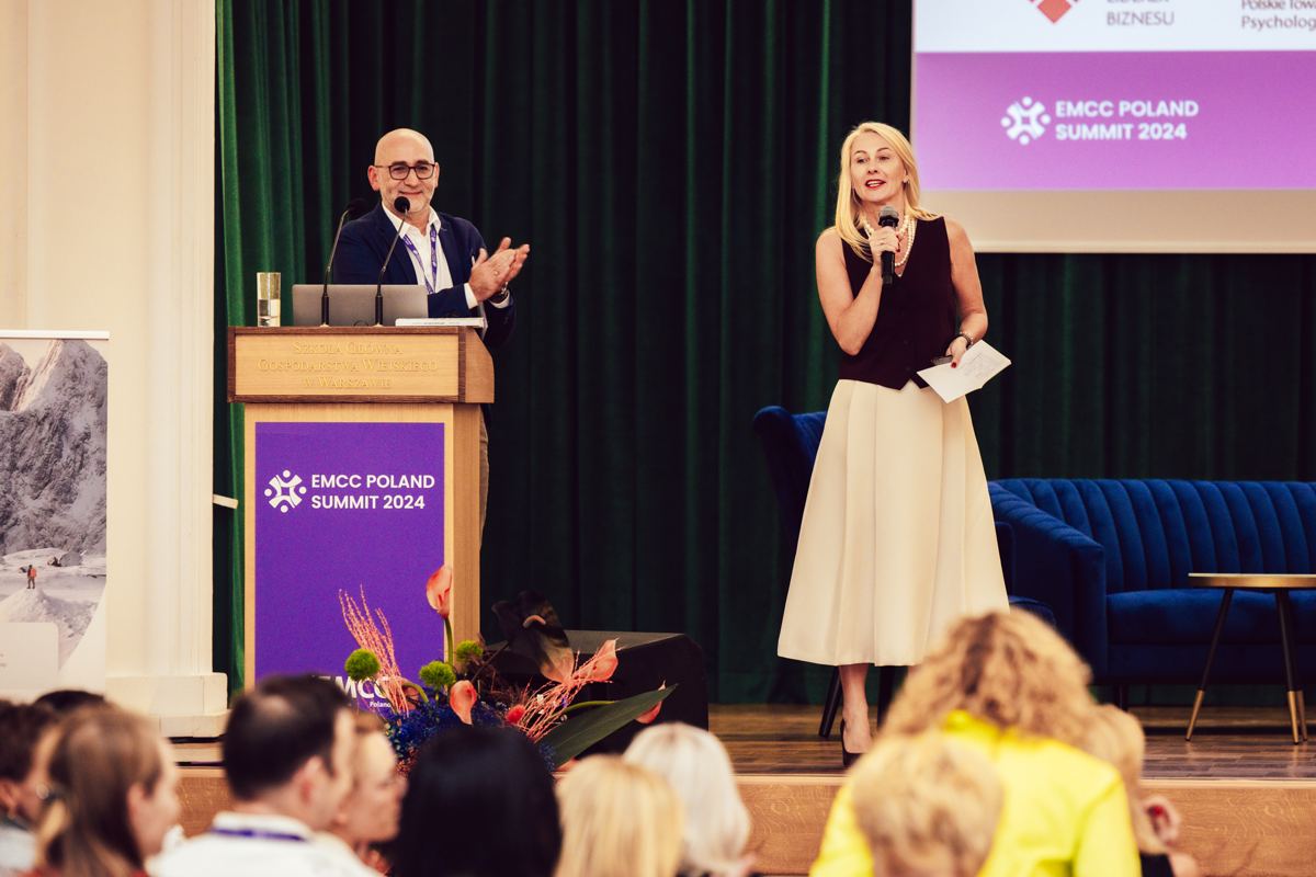 Prelegenci na scenie podczas EMCC Poland Summit 2024
